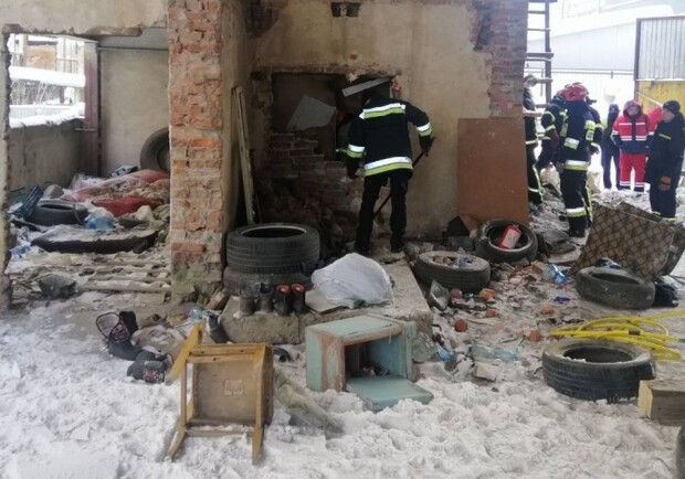 Внаслідок обвалу даху у Львові загинув чоловік. Фото ДСНС Львівщини.