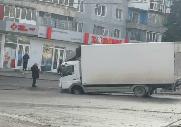 На Космосе грузовик "Новой почты" провалился под асфальт / фото: insta it_is_zp