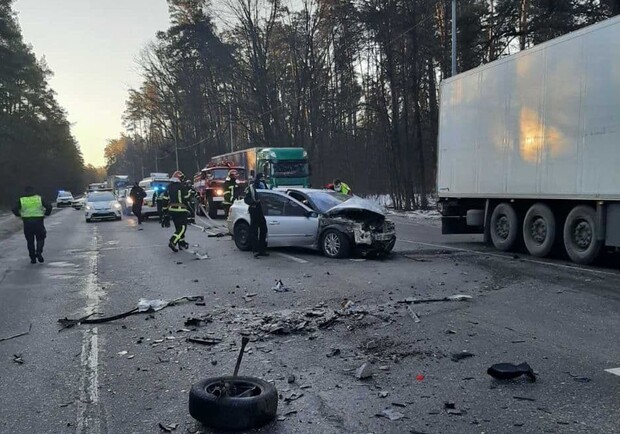 Субботним утром произошло ДТП в Оболонском районе. Фото: ГСЧС Украины в городе Киеве
