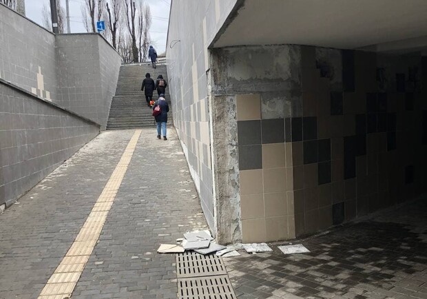 В переходе на Ушинского обваливается плитка. Фото: Los Solomas.