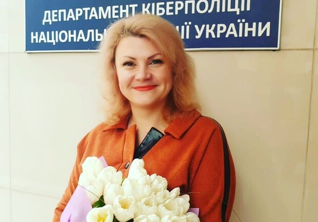 Орудием убийства киберполицйской стал подарок на 8 марта. Фото: Фейсбук Святославы Петровой 