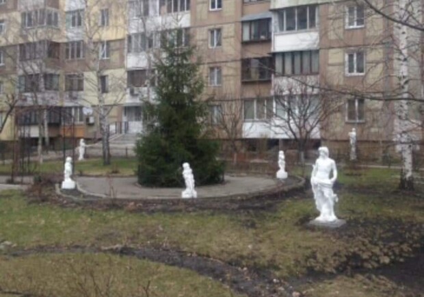 Мнения разделились: во дворе дома на Святошино появились 