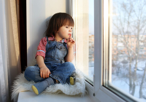 На Бабурке пьяный мужчина выбросил с 9 этажа 7-летнюю девочку. Фото: Getty Images