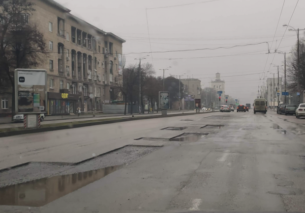 Не летите: при въезде на плотину и на проспете Соборном частично сняли асфальт - фото Vgorode