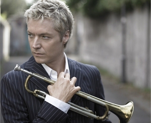 Своей музыкой столицу порадует настоящая легенда джаза. Фото с сайта www.chrisbotti.com.