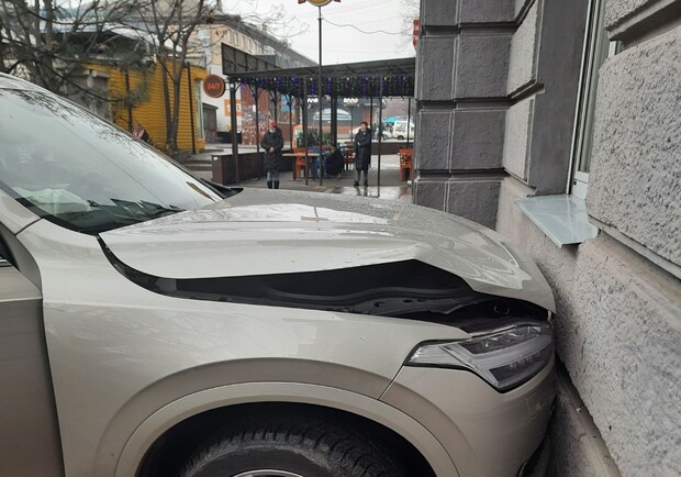 Это ж надо было умудриться: на Сталеваров машина влетела в дом - фото: патрульная полиция Запорожья