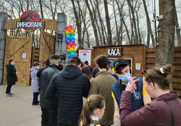 Несмотря на локдаун: запорожцы массово отдыхают в "Дубовой роще". Фото: "Акцент"