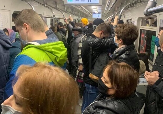 Как до локдауна: в киевским метро снова толпы людей. Фото: группа "Життя Оболонського Району та Мінського Масиву".