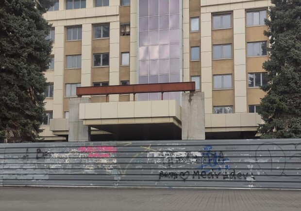 Слишком уродливо: на владельца заброшки в центре Запорожья составили протокол - фото Інспекція з благоустрою Запорізької міської ради