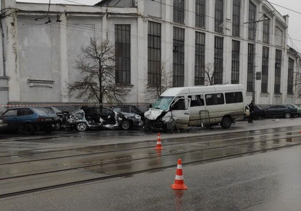 Смертельное ДТП около АвтоЗАЗа: маршрутка влетела в легковушку. Фото из соцсети