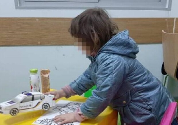 Столичная полиция отобрала у наркоманов 3-летнюю девочку. Фото: Национальная полиция Киева.