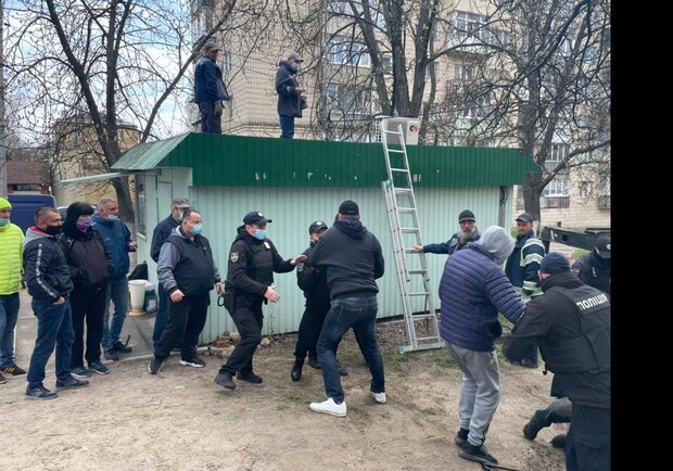 На Заболотного демонтировали очередную "наливайку". Фото: Николай Бойко.