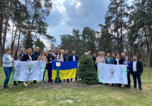 В Украине побили мировой рекорд по озеленению планеты. Фото: Greetings of the Planet