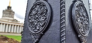 Аутентично: на площади ВДНГ устанавливают отреставрированные фонари 50-х годов