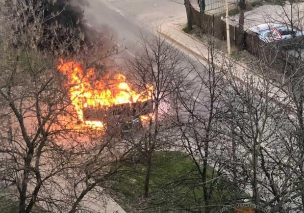 На вулиці Петлюри у Львові сталась пожежа в автомобілі. Фото: Варта1