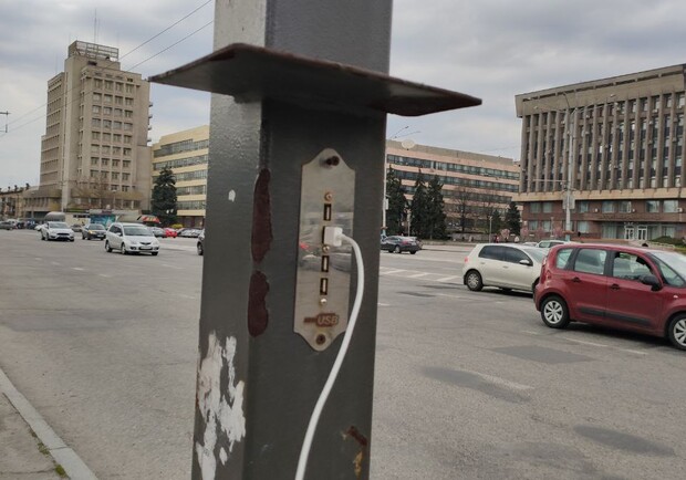 Можете не рассчитывать: в Запорожье не работают usb-зарядки на остановках - фото ВГороде