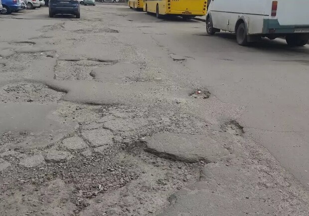 Киевляне жалуются на дорогу возле метро "Харьковская". Фото: "Сегодня"