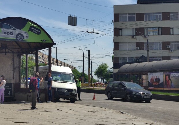 Маршрутка влетела в подземный переход: одна из пассажирок сломала нос. Фото: Vgorode 