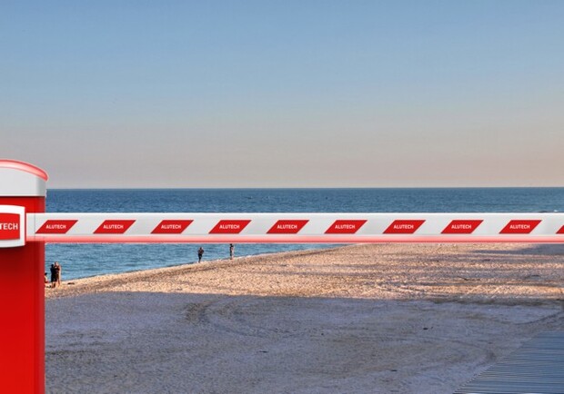 Запорожцев просят сообщать о шлагбаумах и заборах около моря. Фото: Getty Images