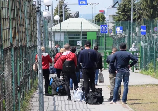 Польща вакцинуватиме українських заробітчан ще на кордоні: названа дата. Фото: скріншот із відео.