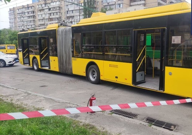 На Троещине мужчина бросил "коктейль Молотова" в салон троллейбуса. Фото: Патрульная полиция Киева