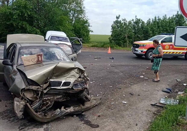 На трассе под Запорожьем «лоб в лоб» столкнулись авто - фото: ГСЧС
