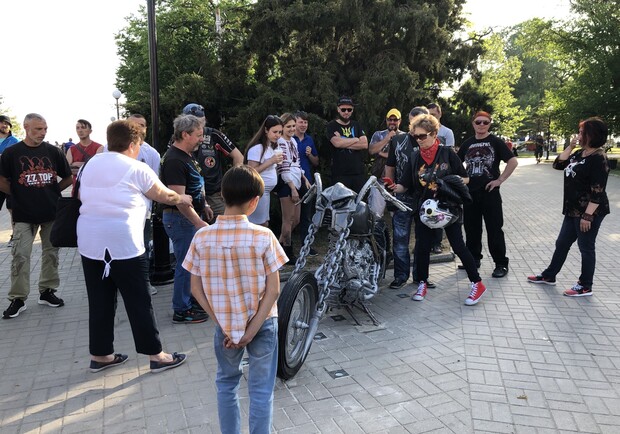 В Бердянске появилась устрашающая скульптура байка - фото: pro.berdiansk.biz