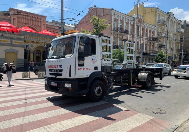 В центре Киева водитель эвакуатора получил ножевое ранение от автохама. Фото: magnolia-tv
