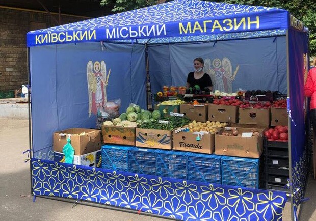 Для уличных торговцев, которые работают официально, разработали единый дизайн палаток. КП "Городской магазин".