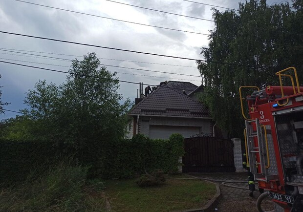 Под Запорожьем из-за грозы загорелся дом. Фото: ГСЧС