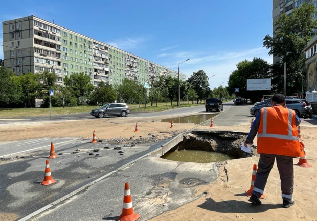 Возле "Дарницы" из-за прорыва трубы затопило улицу. Фото: Киевводоканал