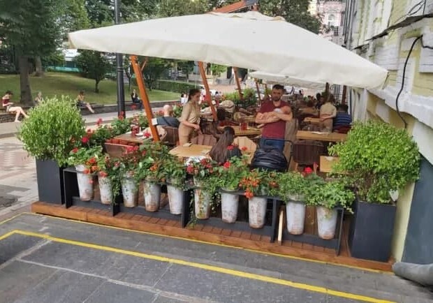 В скандальном ресторане возле Золотых ворот снова появилась терраса. Фото: "Сегодня"