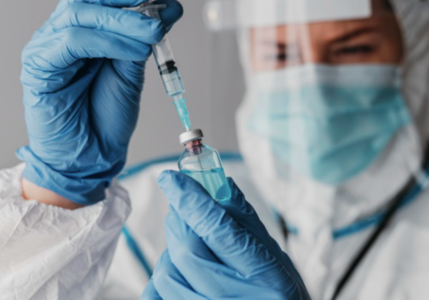 Получи ответ: когда в пунктах массовой вакцинации появится Pfizer - фото freepik.com