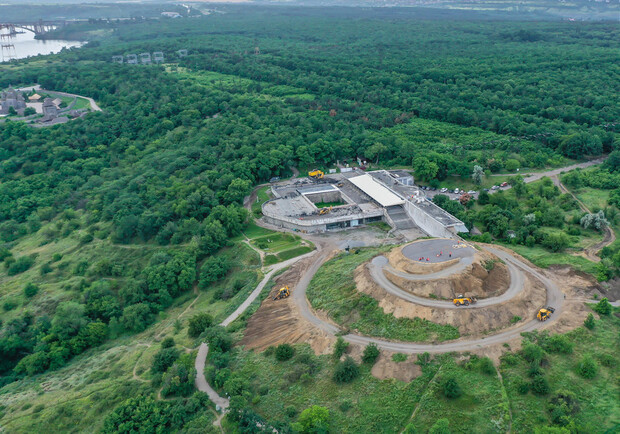 Самый высокий в Запорожской области на Хортице устанавливают флагшток. Фото: ЗОГА