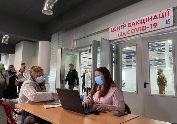 Все о вакцинации от COVID-19 в Запорожье: где, чем и как записаться. Фото: Укринформ