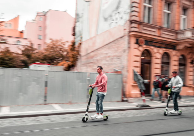 В Киеве сервисы проката ограничили скорость движения электросамокатов. Фото: Unsplash