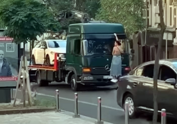 В центре Киева девушка залезла на эвакуатор, увозивший ее машину. Фото: скриншот