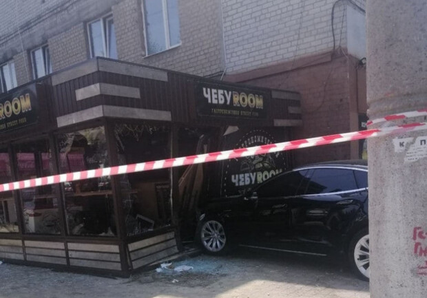 Шестеро пострадавших: в Запорожье женщина на "Тесле" протаранила чебуречную. Фото: "Депо"