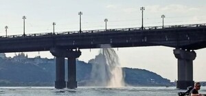 Не опять, а снова: на мосту Патона прорвало трубу сразу в двух местах