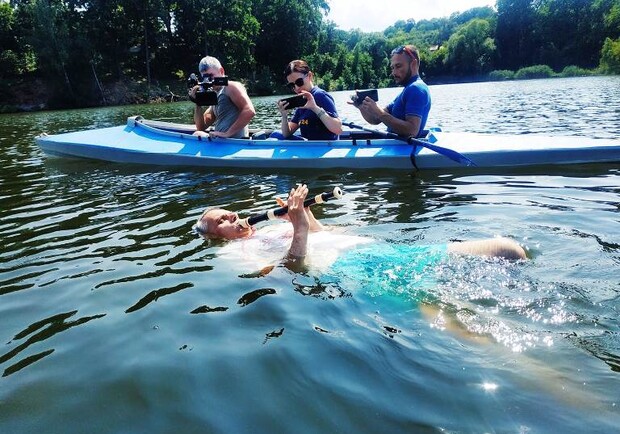 Под Харьковом установлен необычный рекорд: заплыв на спине с ...