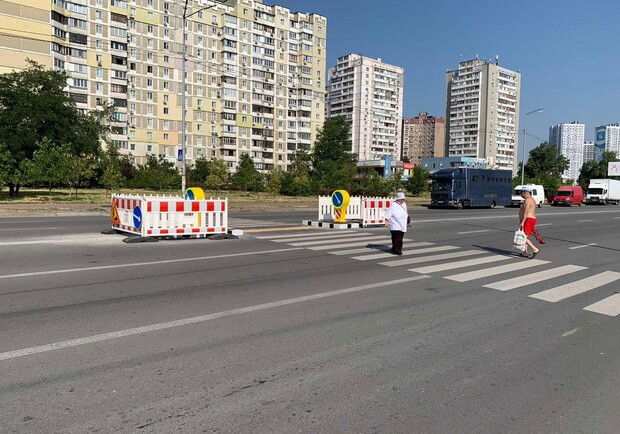 Во всех районах Киев обустраивают островки безопасности на переходах. Фото: КГГА