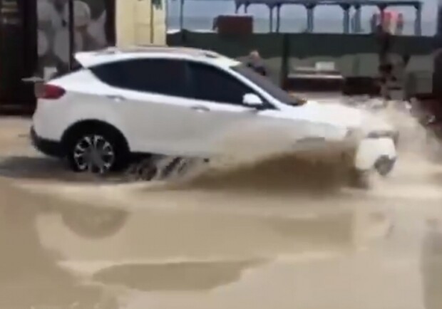 В Кирилловке устраивают соревнования по нырянию машин - фото: tg Это Запорожье