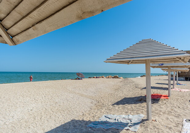 Вода соответствует норме: в Бердянске на пляжах не выявили отклонений. Фото: arabatka.ua