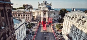 Иностранные звезды и роскошные наряды: как прошло открытие Одесского кинофестиваля