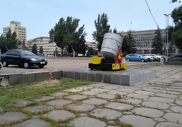 "Такого позора нет нигде": площадь Фестивальная разваливается на глазах. Фото: fb Олег Шумейко