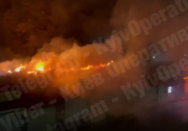 На проспекте Победы возле метро "Святошин" горели киоски. Скрин видео "Киева Оперативного". 