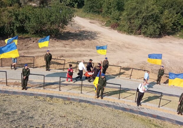 Хорошо, что медики были рядом: на Хортице церемония поднятия флага закончилась ЧП - фото Акцент