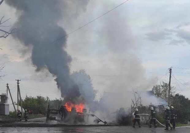 Столбы дыма и огня: под Запорожьем вспыхнул бензовоз - фото: ГСЧС