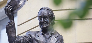 Увековечили: в центре появился барельеф в честь Богдана Ступки