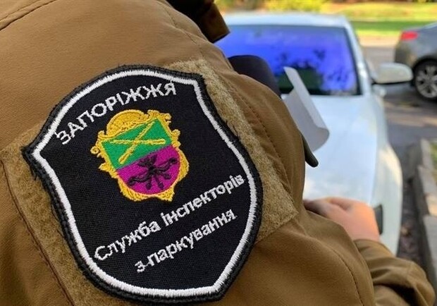 Что будет, если просто выбросить с лобового стекла штраф за парковку - фото: zp.gov.ua